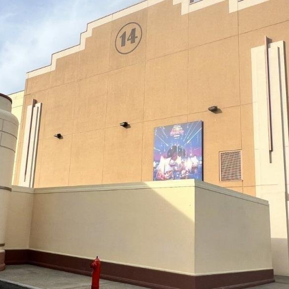 La facciata del Soundstage 14 agli Universal Studios Japan con affisso il poster promozionale di The Super Mario Galaxy Movie.