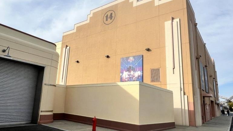 La facciata del Soundstage 14 agli Universal Studios Japan con affisso il poster promozionale di The Super Mario Galaxy Movie.