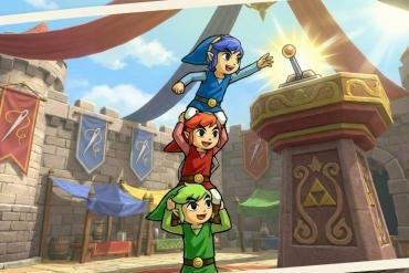 I tre Link colorati (Verde, Rosso e Blu) impilati nella formazione Totem nel gioco Zelda Tri Force Heroes.