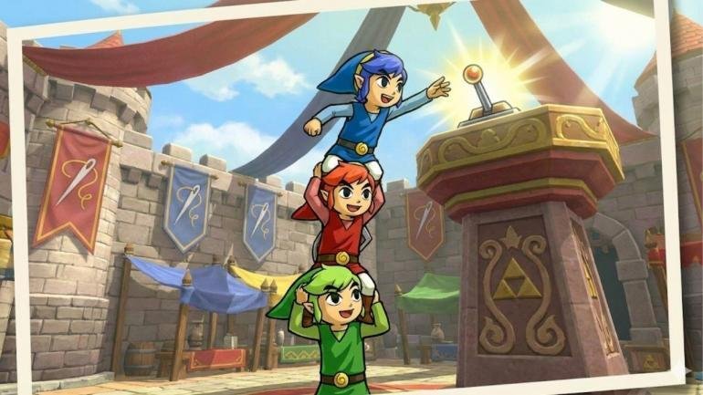 I tre Link colorati (Verde, Rosso e Blu) impilati nella formazione Totem nel gioco Zelda Tri Force Heroes.
