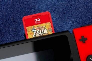 Cartuccia rossa Nintendo Switch 2 inserita in Nintendo Switch