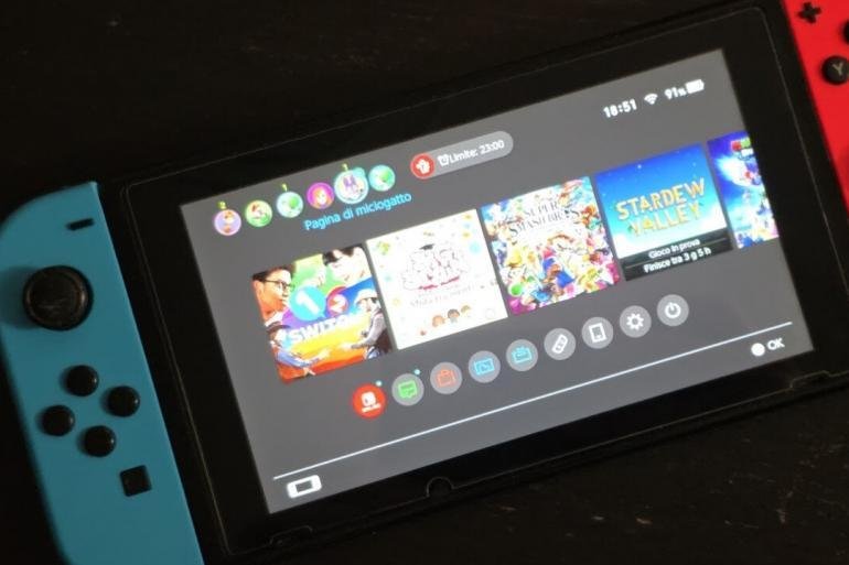 Nintendo Switch accesa sul menu principale.