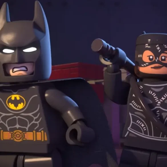 Minifigure LEGO di Batman e Catwoman in una scena notturna di LEGO Batman: L'Eredità del Cavaliere Oscuro.