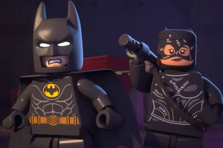 Minifigure LEGO di Batman e Catwoman in una scena notturna di LEGO Batman: L'Eredità del Cavaliere Oscuro.