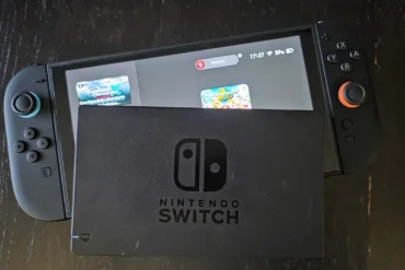 Confronto tra la Nintendo Switch 2 e il dock della prima Nintendo Switch, per mostrare le differenze di design e i limiti di compatibilità dei connettori.