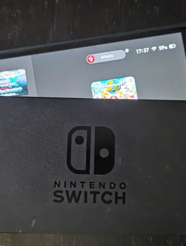 Confronto tra la Nintendo Switch 2 e il dock della prima Nintendo Switch, per mostrare le differenze di design e i limiti di compatibilità dei connettori.