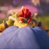 Mini Bowser arrabbiato mentre morde Mario nel trailer di The Super Mario Galaxy Movie.