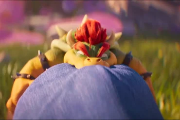 Mini Bowser arrabbiato mentre morde Mario nel trailer di The Super Mario Galaxy Movie.