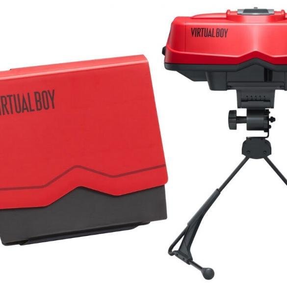 Fotografia originale del prodotto Virtual Boy (2026) di cartone e quello di plastica come la riproduzione del 1995.