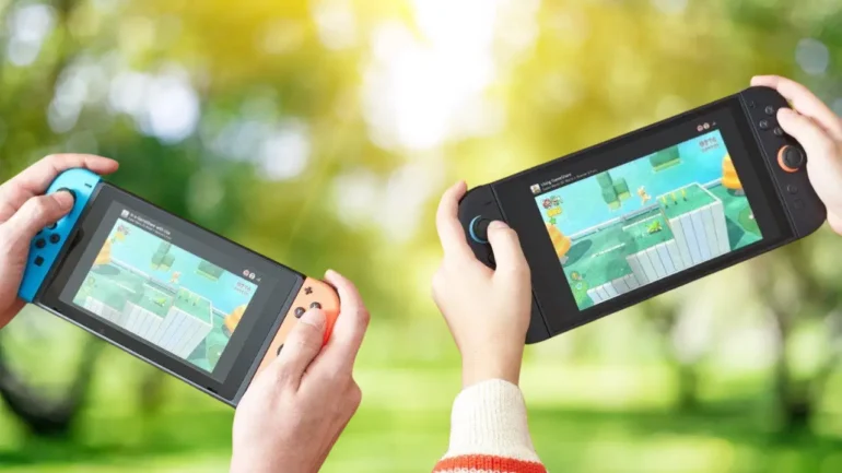 Due giocatori che usano il multiplayer locale e la funzione GameShare all'aperto su due console Nintendo Switch 2 separate.