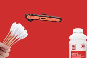 Pulizia dei contatti magnetici e dei pin dorati di un Joy-Con 2 per Nintendo Switch 2 con un cotton fiocPulizia dei contatti magnetici e dei pin dorati di un Joy-Con 2 per Nintendo Switch 2 con un cotton fioc