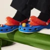 Lineup ufficiale della collezione Crocs x Super Mario con zoccoli a tema Mushroom Kingdom