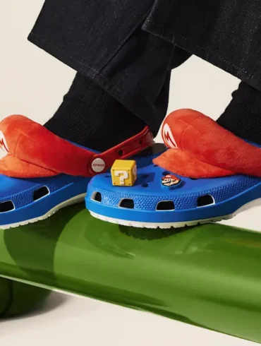 Lineup ufficiale della collezione Crocs x Super Mario con zoccoli a tema Mushroom Kingdom