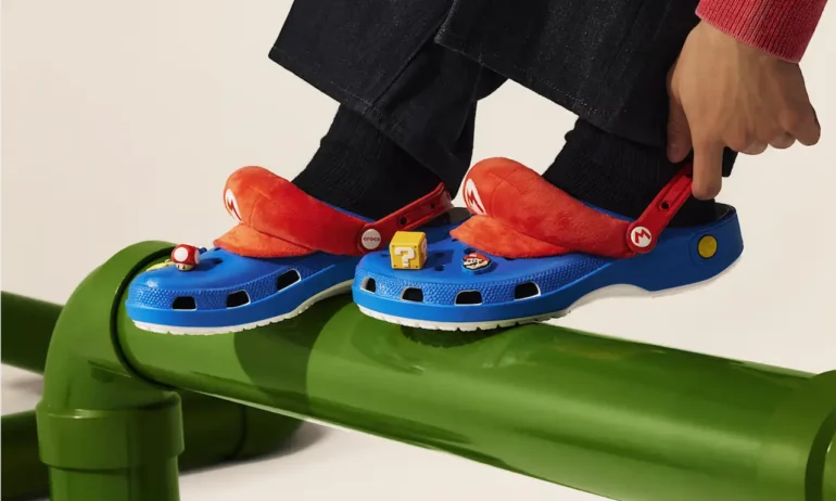 Lineup ufficiale della collezione Crocs x Super Mario con zoccoli a tema Mushroom Kingdom