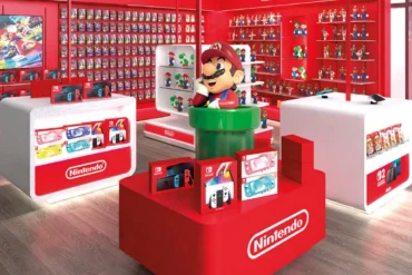 Area Nintendo Store all'interno del Gamelife CityLife di Milano, allestita con prodotti Nintendo Switch 2, amiibo e la statua iconica di Mario nel tubo verde