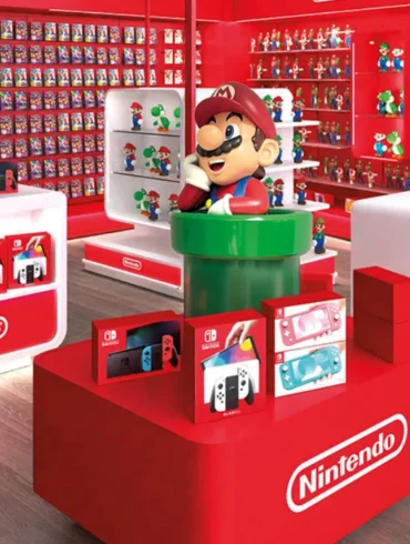 Area Nintendo Store all'interno del Gamelife CityLife di Milano, allestita con prodotti Nintendo Switch 2, amiibo e la statua iconica di Mario nel tubo verde