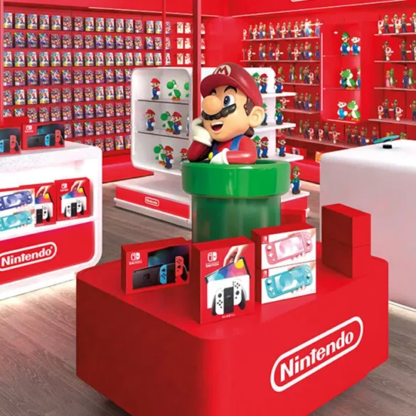 Area Nintendo Store all'interno del Gamelife CityLife di Milano, allestita con prodotti Nintendo Switch 2, amiibo e la statua iconica di Mario nel tubo verde