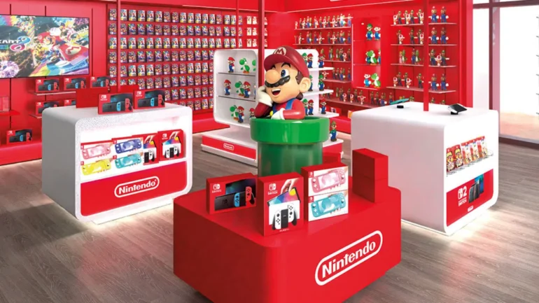 Area Nintendo Store all'interno del Gamelife CityLife di Milano, allestita con prodotti Nintendo Switch 2, amiibo e la statua iconica di Mario nel tubo verde