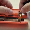 Nintendo pubblica le guide ufficiali per sostituire la batteria dei Joy-Con HAC-015(-01) e HAC-016(-01), con un confronto tecnico sulla struttura interna simile ai modelli standard senza suffisso