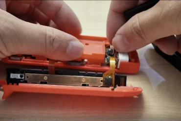 Nintendo pubblica le guide ufficiali per sostituire la batteria dei Joy-Con HAC-015(-01) e HAC-016(-01), con un confronto tecnico sulla struttura interna simile ai modelli standard senza suffisso