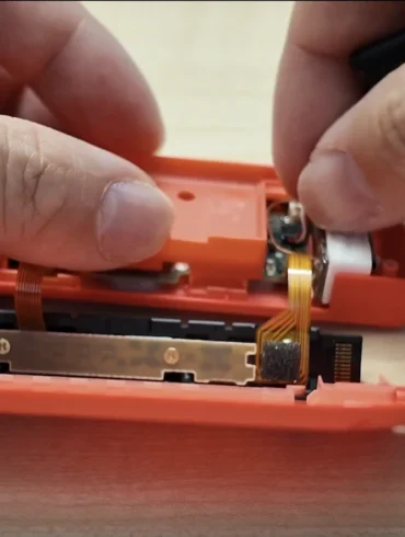 Nintendo pubblica le guide ufficiali per sostituire la batteria dei Joy-Con HAC-015(-01) e HAC-016(-01), con un confronto tecnico sulla struttura interna simile ai modelli standard senza suffisso