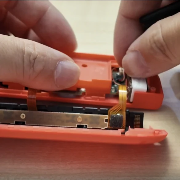 Nintendo pubblica le guide ufficiali per sostituire la batteria dei Joy-Con HAC-015(-01) e HAC-016(-01), con un confronto tecnico sulla struttura interna simile ai modelli standard senza suffisso