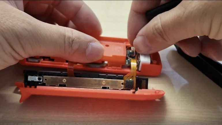 Nintendo pubblica le guide ufficiali per sostituire la batteria dei Joy-Con HAC-015(-01) e HAC-016(-01), con un confronto tecnico sulla struttura interna simile ai modelli standard senza suffisso