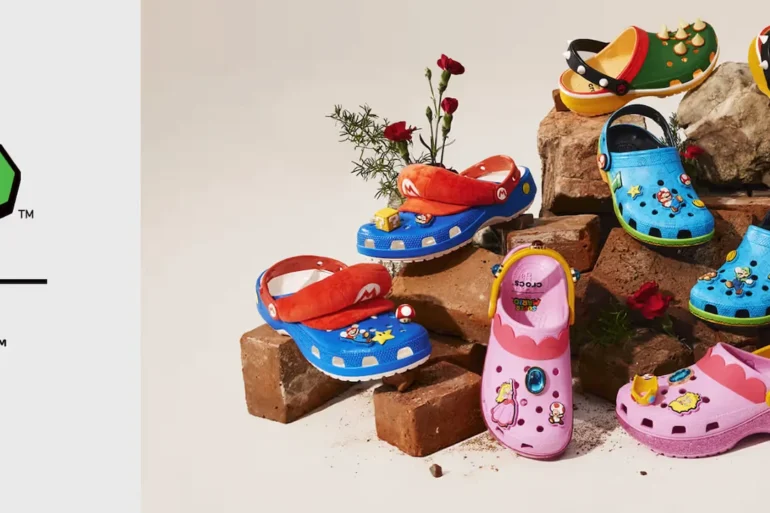 I Classic Clog Super Mario di Crocs, con charm Jibbitz esclusivi di Mario e Luigi, sono ora disponibili all'acquisto sul Nintendo Store italiano insieme al resto della collezione dedicata al Mushroom Kingdom