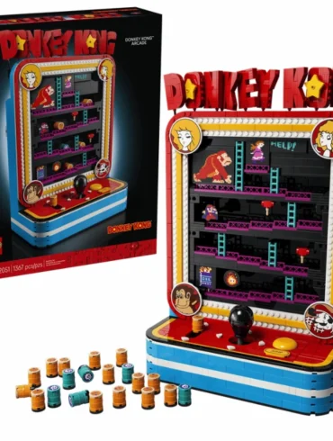 Il set LEGO Donkey Kong Arcade con Jumpman, Donkey Kong e Lady ricostruiti fedelmente nel classico cabinato del 1981